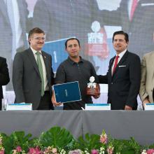 Entrega del premio Cruz de Leones