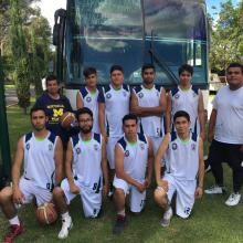 Los ocho seleccionados del equipo varonil de basquetbol y su entrenador