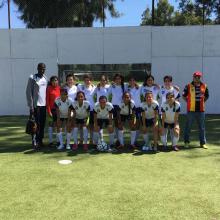 Las catorce integrantes de la selección femenil de fútbol bardas, su entrenador y el responsable de deportes