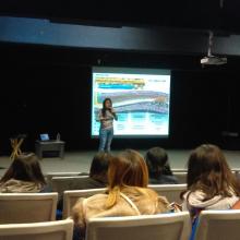 Elcy Yaned Astudillo en conferencia con estudiantes de nutrición