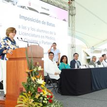 Dra. María Luisa García en la ceremonia de Imposición de batana a estudiantes del programa médico, cirujano y partero